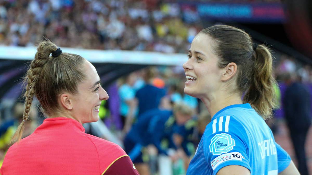  Was ihr im Fußball laut eigener Aussage hilft: ihr Bachelor in Mathematik. „Analytisches Denken kann ich auch im Sport anwenden. Mein Kopf hat großen Einfluss auf mein Torwartspiel. Ich analysiere und optimiere viel“, sagte Johannes der Frankfurter Allgemeinen Zeitung.