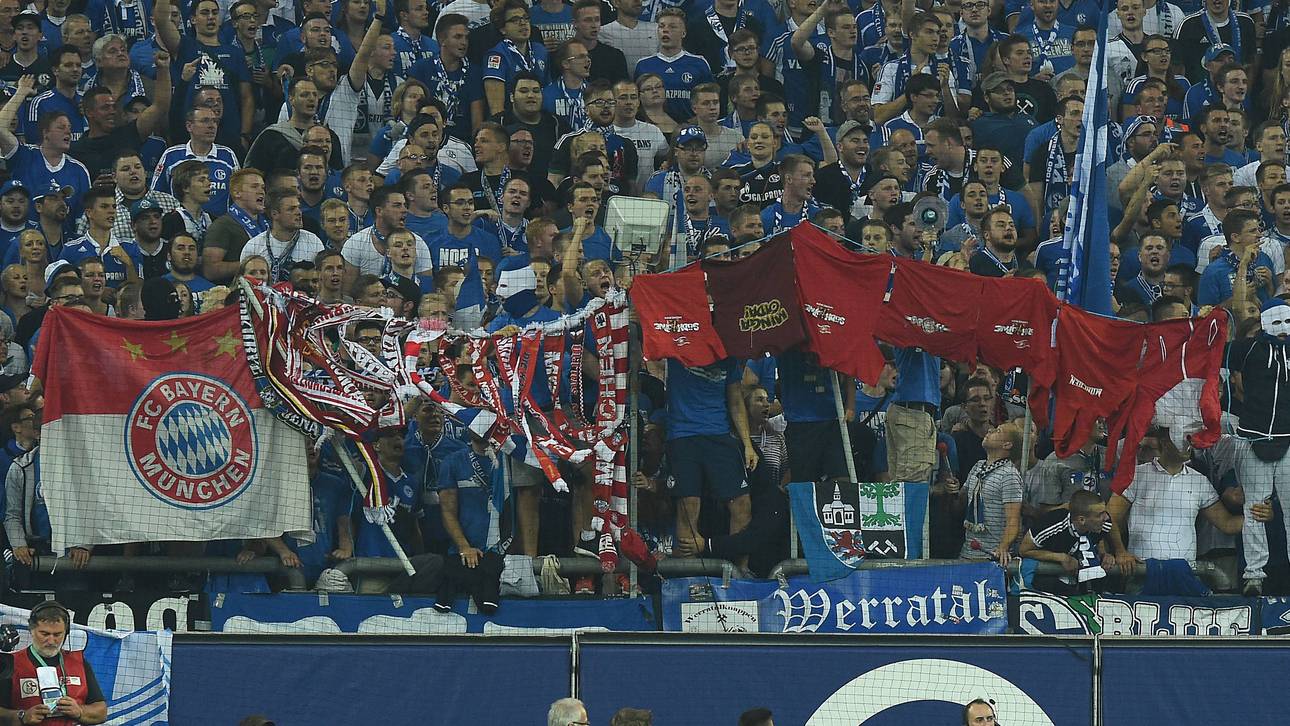 Schalker Fans stehlen Bayern-Fahnen