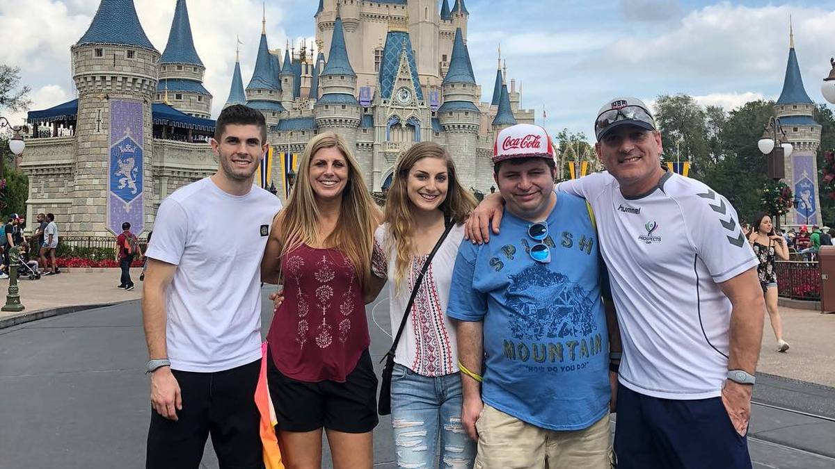 "Happy holidays from the Pulisic family!" Christian Pulisic ist für die Feiertage in seine Heimat USA gejettet