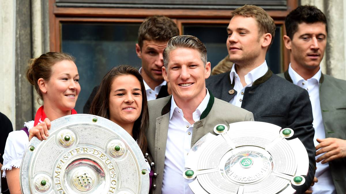 Nach der gewonnenen Meisterschaft verabschiedet sich Schweinsteiger von seinen Bayern - und wechselt zu Manchester United. Er möchte sich seinen Kindheitstraum erfüllen, verkündet er.