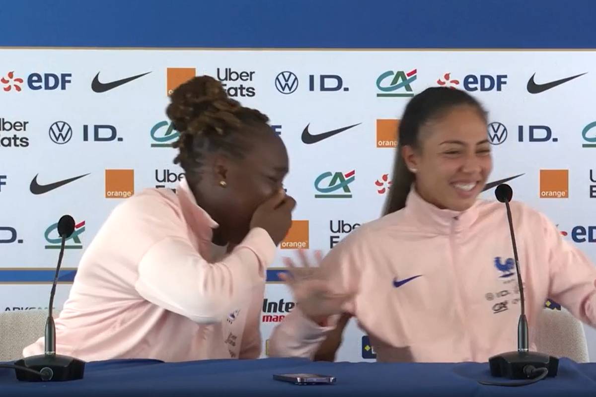 Selma Bacha und Sandy Baltimore können sich bei einer Pressekonferenz kaum halten. Die Frage eines Journalisten auf Englisch sorgt bei den beiden französischen Nationalspielerinnen für große Erheiterung.