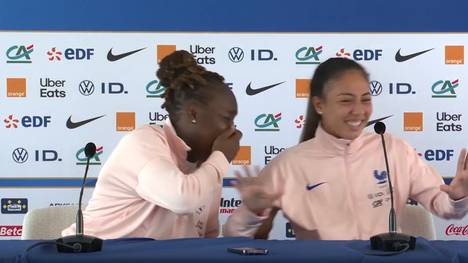 Selma Bacha und Sandy Baltimore können sich bei einer Pressekonferenz kaum halten. Die Frage eines Journalisten auf Englisch sorgt bei den beiden französischen Nationalspielerinnen für große Erheiterung.