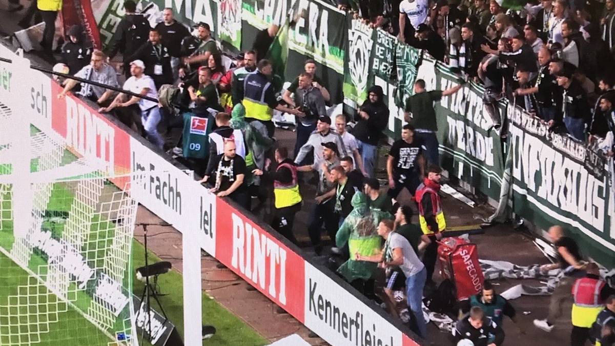 Nach dem verschossenen Elfer standen Werder-Fans kurz vor dem Platzsturm