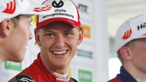 Mick Schumacher fährt auf dem Nürburgring das DTM-Renntaxi