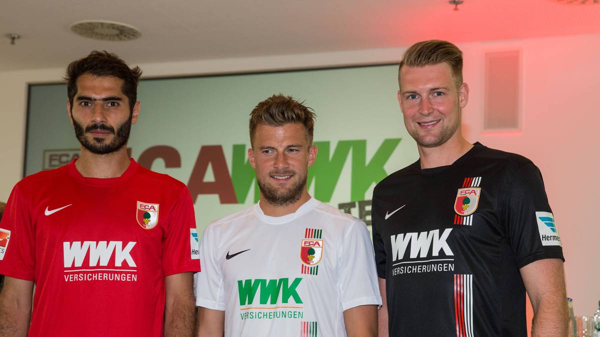 Rot, weiß und schwarz geht es für den FC Augsburg duch die Saison. Halil Altintop im Auswärtstrikot, Daniel Baier im Heimtrikot und Jan-Ingwer Callsen-Bracker im Ausweichtrikot präsentieren das Shirt für die kommende Saison