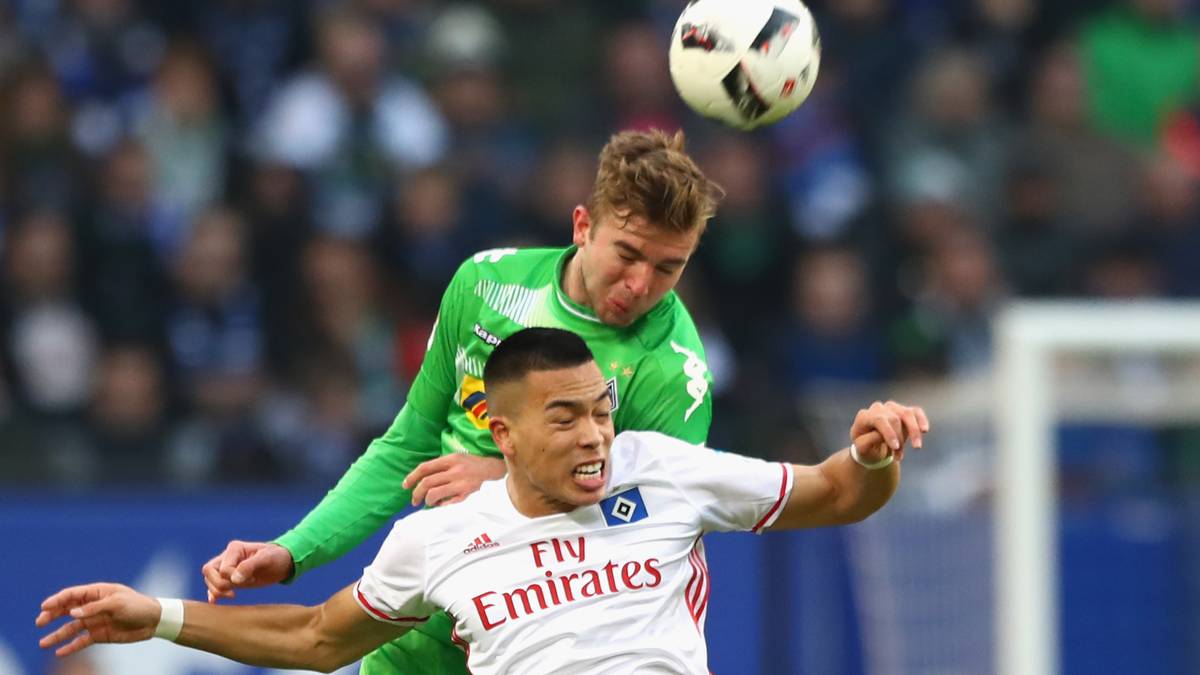 Im Spiel dominieren zunächst knackige Zweikämpfe. Christoph Kramer setzt sich hier gegen Bobby Wood durch