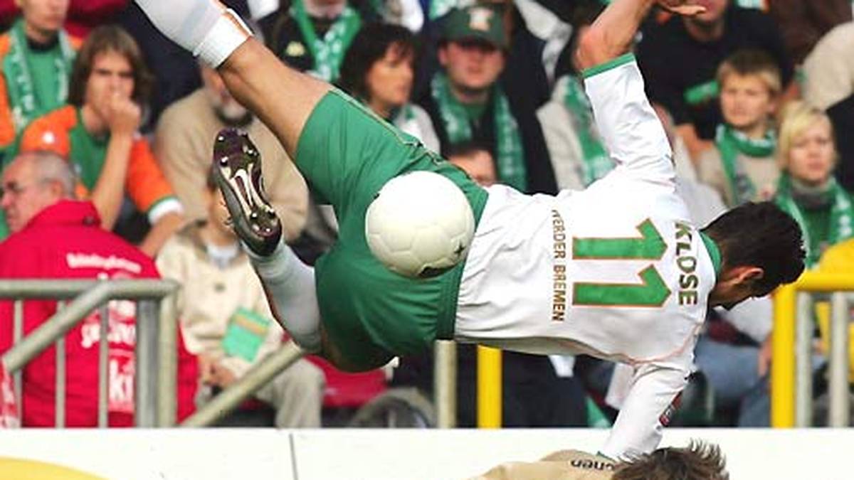 Noch eine Saison bleibt Miro Klose in der Bundesliga das Aushängeschild von Werder Bremen. In 89 Spielen netzt er 53 Mal ein. Im Sommer 2007 macht er den Abflug zum großen FC Bayern