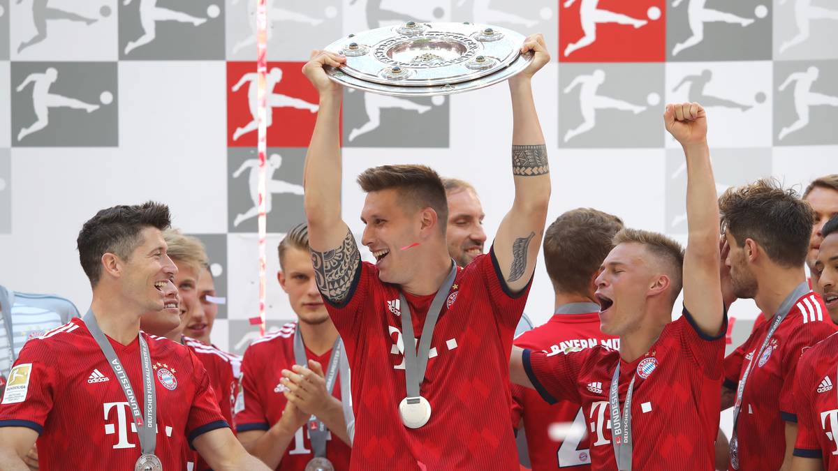 Zum ersten Mal in der Karriere die Schale in der Hand: Für Niklas Süle ist die Meisterfeier ein ganz neues Gefühl