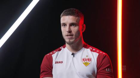 Ermedin Demirovic und Deniz Undav harmonieren in der Offensive des VfB Stuttgart sehr gut. Der Bosnier erklärt, wie sich ihr Verhältnis abseits des Platzes entwickelt hat und warum dadurch auch das Zusammenspiel auf dem Platz besser funktioniert.