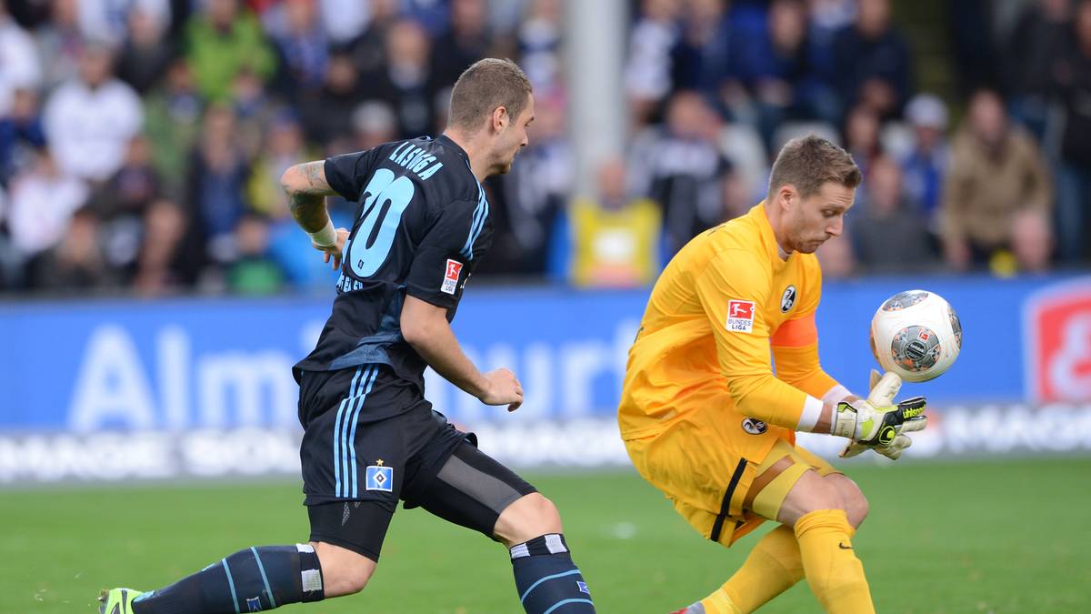 Fehler Nummer zwei: Kurz nach dem Seitenwechsel gleitet Baumann ein vermeintlich harmloser Pass des Hamburgers Rafael van der Vaart aus den Armen