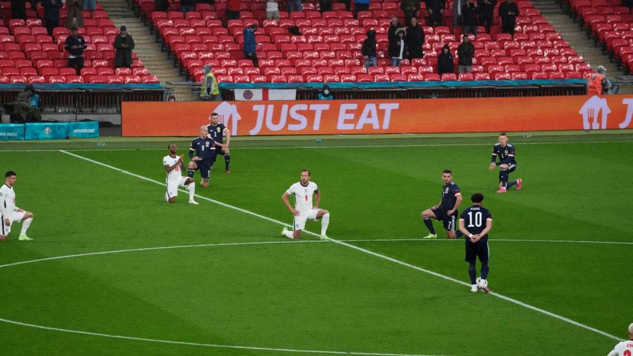 Vor Battle of Britain: England und Schottland knien gemeinsam