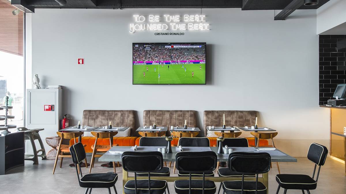 Wer nach seiner ersten Nacht im CR7 Hotel immer noch nicht genug von Ronaldo hat, wird beim Frühstück nicht enttäuscht. Auch beim Essen kann man Zitate des Europameisters lesen. Und sich auf dem Flatscreen nochmal seine besten Tore ansehen. "Bom apetite!"