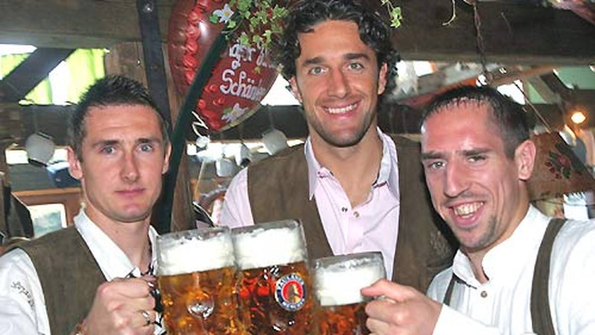 Mit den Kollegen Luca Toni (M.) und Franck Ribery wirbelt er in der Abteilung Attacke des Rekordmeisters. Die Gegner haben zumeist wenig zu lachen