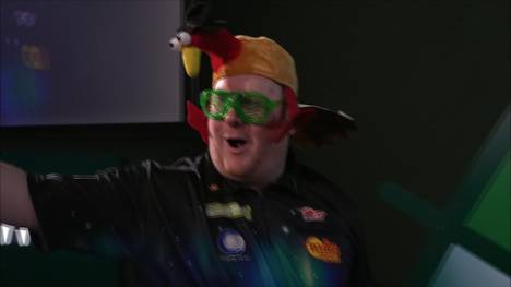 Ricky Evans läutet mit seinem stimmungsvollen Walk-On die Weihnachtszeit endgültig ein und stolpert dann noch die Treppe hoch.