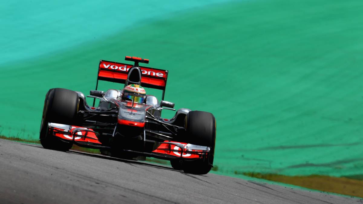 2011 belegt Hamilton den fünften Platz in der Weltmeisterschaft. Mit 227 zu 270 Punkten unterliegt er Button, der Vizeweltmeister wird, im teaminternen Duell. Damit ist er erstmals in seiner Formel-1-Karriere einem Teamkollegen in der Gesamtwertung unterlegen