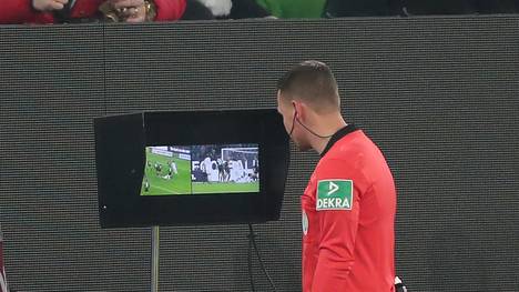 Robert Kampka trainiert aktuell wie alle Bundesliga-Referees den Einsatz des Videobeweises vor dem Monitor 