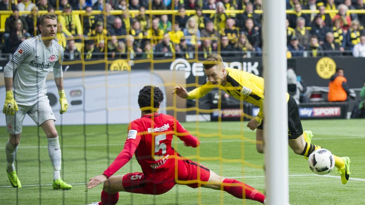 15. APRIL 2017: Bei seinem Comeback nach Verletzungspause zeigt Marco Reus gleich, was dem BVB gefehlt hat. Eine Flanke von Christian Pulisic verwertet der Nationalspieler, indem er den Ball mit der Hacke hinter seinem Standbein vorbei im Tor versenkt