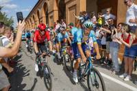 Bei der zweiten Etappe der Tour de France brachte eine Zuschauerin beinahe einen Fahrer zu Fall. ARD-Kommentator Florian Kurz übte zunächst scharfe Kritik am Verhalten der Zuschauerin.