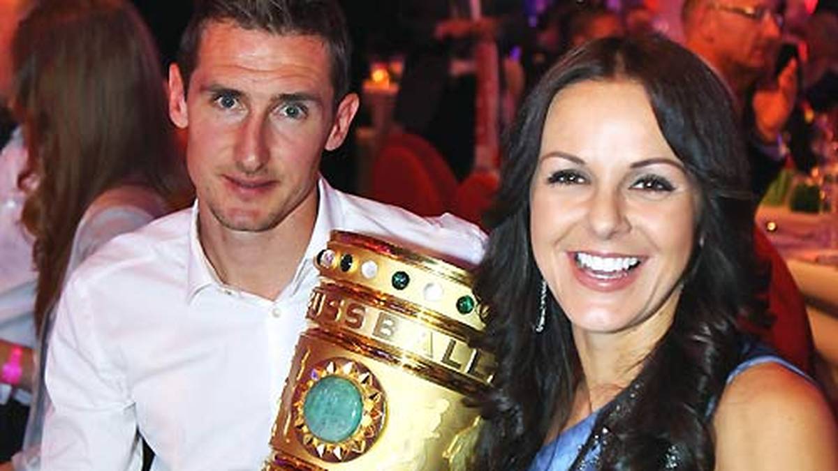 Gleich im ersten Jahr holen die Münchner das Double. Hier freut sich Klose mit Frau Sylwia beim Bankett in Berlin über den Pokalsieg