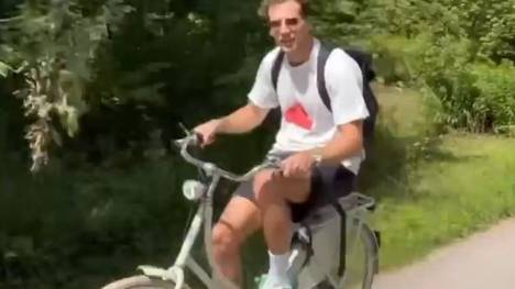 Auch wenn alle Bayern-Profis ein Dienstfahrzeug bekommen, sind sie sich dennoch nicht zu schade mit dem Fahrrad zum Training zu kommen. Leon Goretzka und Eric Maxim Choupo-Moting haben nun eine Fahrgemeinschaft gebildet.