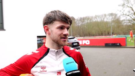 Der 1. FC Köln musste am Wochenende spät das 1:1 gegen den FC St. Pauli hinnehmen. Jan Thielmann sorgt mit seiner Aussage dazu bei den Reportern für Gelächter.