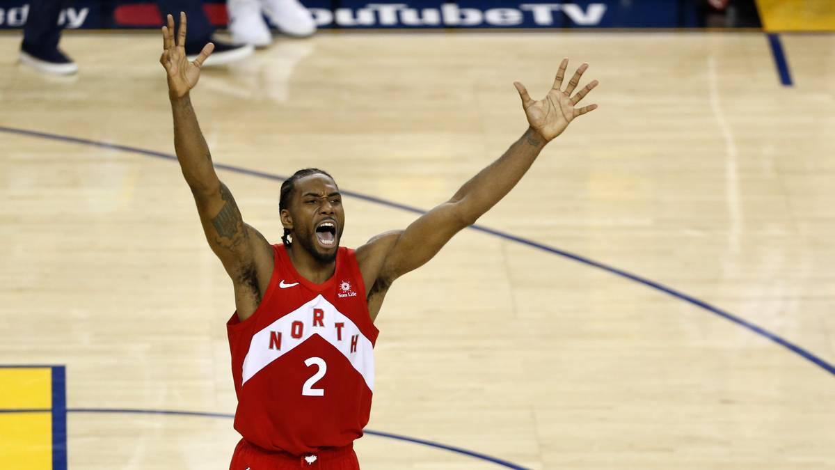 In Kalifornien wird der Superstar 142 Milllionen Dollar in den nächsten vier Jahren erhalten. Leonard zog bei den Raptors seine Optionen in Höhe von 21,3 Millionen Dollar für die kommende Saison nicht und wurde Free Agent