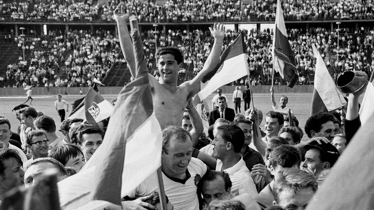 Am Ende trifft er in seiner ersten Saison in der Regionalliga, der damals zweithöchsten Spielklasse, in 33 Spielen 26 Mal und sichert den Münchnern mit sechs weiteren Toren in der Aufstiegsrunde den umjubelten Aufstieg in die Bundesliga