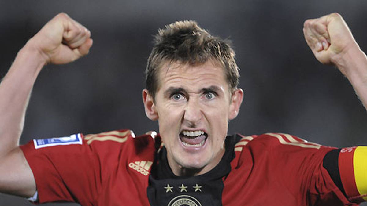 Auch im Nationalteam zeigt Klose seine Treffsicherheit. Mit einem Dreierpack gegen Finnland rettet er dem DFB-Team das Remis und erzielt seinen vierten Dreierpack im DFB-Dress