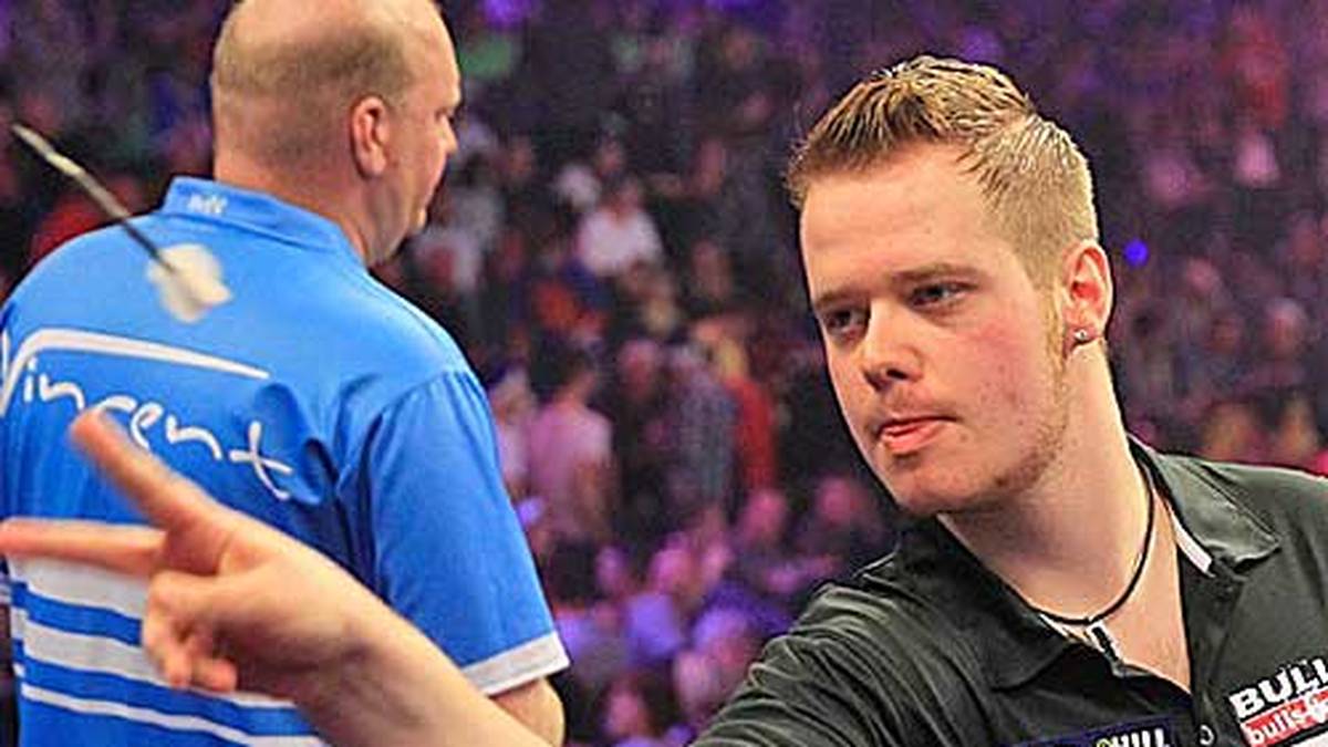 In der nächsten Runde wirkt der Deutsche nicht ganz so entspannt. Mit Vincent van der Voort (l.) hat er große Probleme