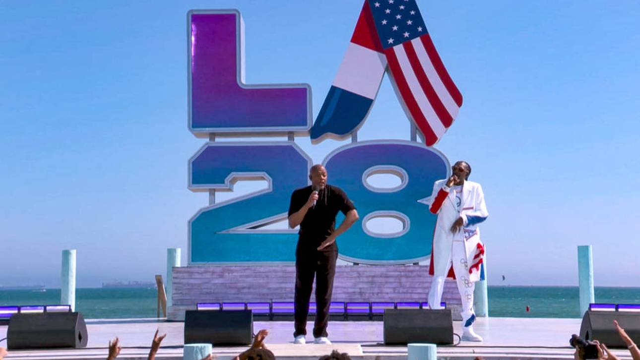 Zur symbolischen Übergabe nach Los Angeles: Dr. Dre (links) trat gemeinsam mit Snoop Dogg bei der Abschlusszeremonie der Olympischen Spiele von Paris auf