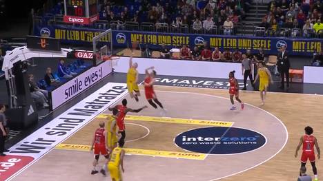 Trotz des Verzichts auf einige Stammkräfte bezwingt ALBA Berlin die Baskets aus Bamberg. Dabei fallen immer wieder krachende Dunks - auch ein spektakulärer Alley-Oop ist mit dabei. 