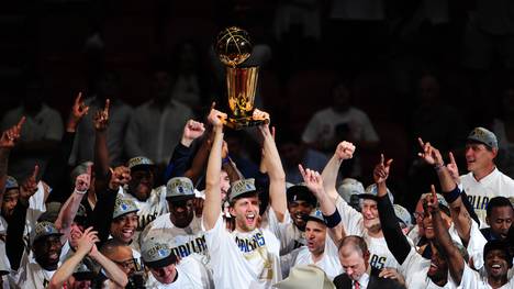 Dirk Nowitzki und die Dallas Mavericks holten 2011 die begehrte Larry O'Brien Trophy - die bislang einzige Meisterschaft für die Mavs