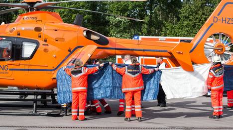Ein Hubschrauber transportiert einen verletzten Fan in Essen ab