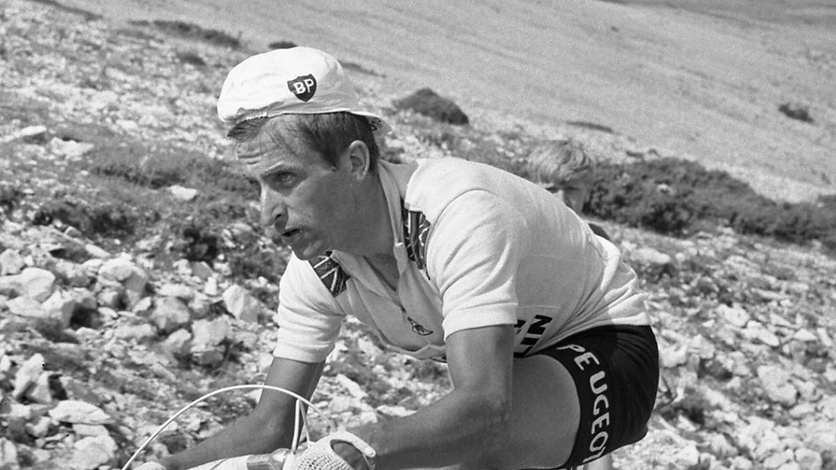 Trotz sofortiger Wiederbelebungsversuche verstarb der Brite im Alter von 29 Jahren noch am Rand der Straße. Heute gibt es dort einen Gedenkstein