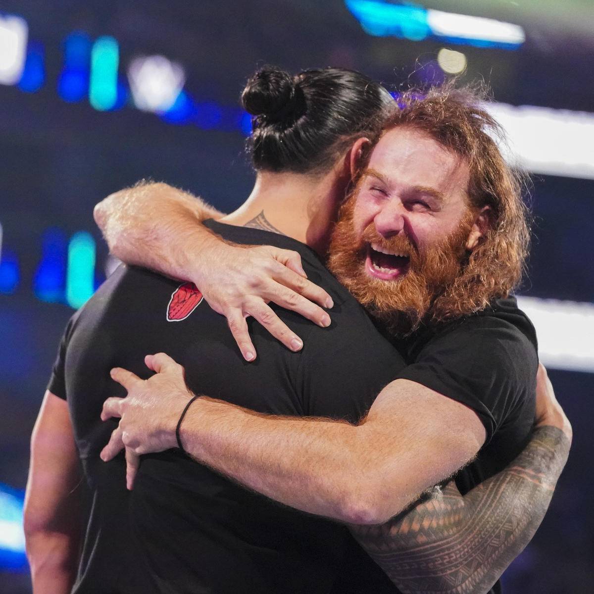 Bei Friday Night SmackDown führt WWE die Dynamik zwischen Roman Reigns und Sami Zayn zu einem neuen Höhepunkt. Das Rätsel um den „White Rabbit“ geht weiter.
