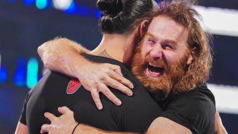 Roman Reigns (l.) erklärte Sami Zayn bei WWE SmackDown offiziell zum "Honorary Uce" der Bloodline