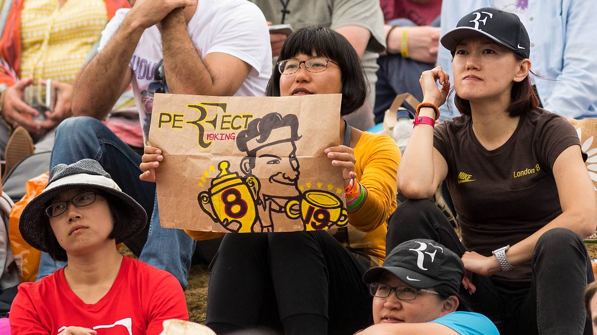 Für wen die Herzen dieser Fans aus Fernost schlagen, ist klar: Sie hoffen auf den historischen achten Wimbledon-Titel von Roger Federer
