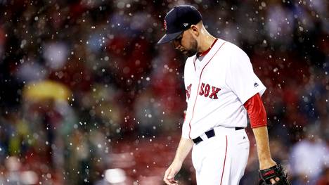 Matt Barnes von den Boston Red Sox steht im Regen