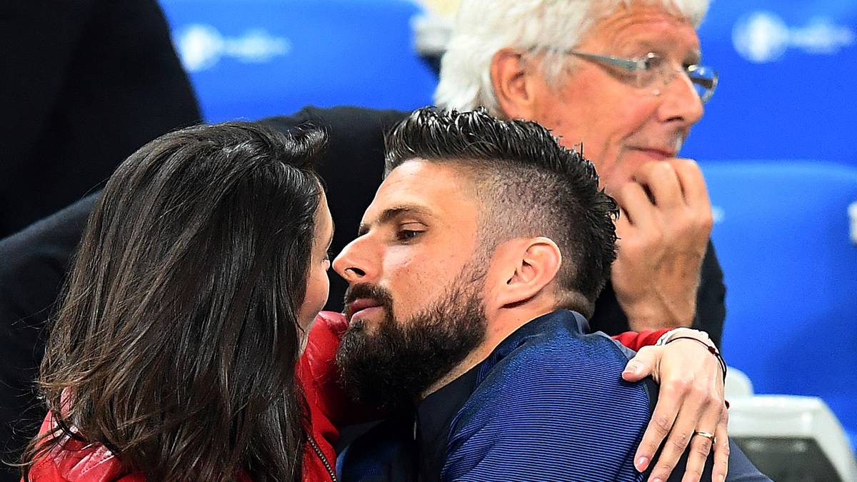 Anfang 2016 berichtete die englische "Sun" über einen außerehelichen Ausflug mit einem US-Model. Erst bestritt Giroud, dann entschuldigte er sich via Twitter bei seiner Ehefrau und Familie