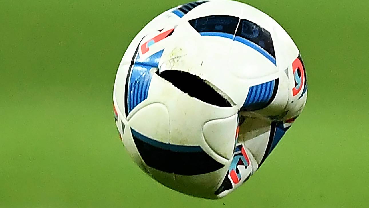 Die Luft ist raus: Der Adidas-Ball überstand zu Anfang der zweiten Hälfte einen Zweikampf nicht