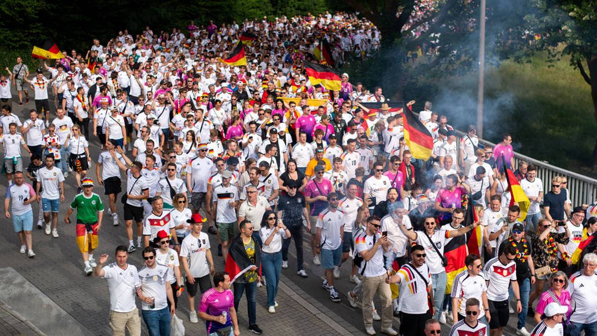 Beim Fanmarsch in Stuttgart bittet der DFB alle Fans in Weiß zu erscheinen. 