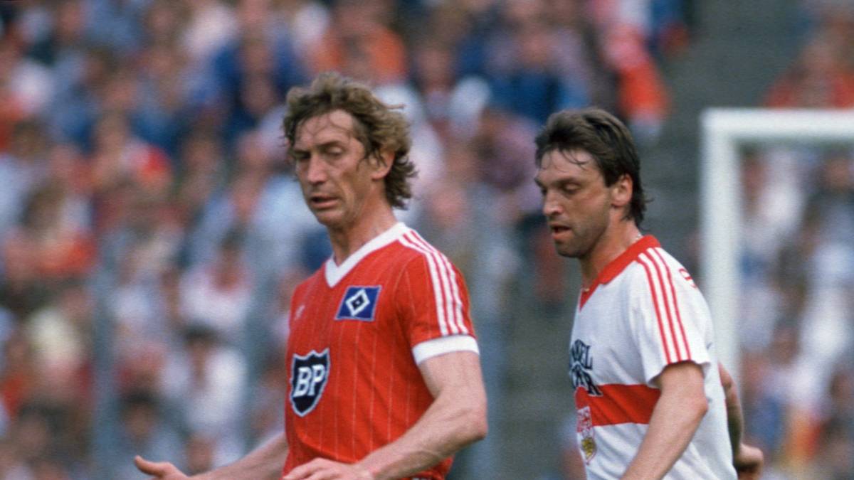 MICHAEL und DITMAR JAKOBS: Ditmar (im Bild) spielte über 10 Jahre für den HSV. 
Nachdem er im Nordderby gegen Bremen 1989 den Ball von der Torlinie rettet und an einem Karabinerhaken im Tornetz hängen blieb, war seine Karriere beendet. 20 Minuten dauert die Rettungsaktion des Europapokalsieger von 1983