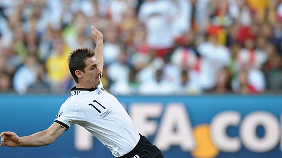 Bei der WM 2010 verpasst das DFB-Team zwar den Titel, brilliert aber mit tollem Offensiv-Fußball.  Beim 4:1 gegen England spitzelt Klose den Ball zum 1:0 ins Netz. Es ist der Auftakt zu einem denkwürdigen Achtelfinalsieg - und sein 50. Treffer im Nationaltrikot 
