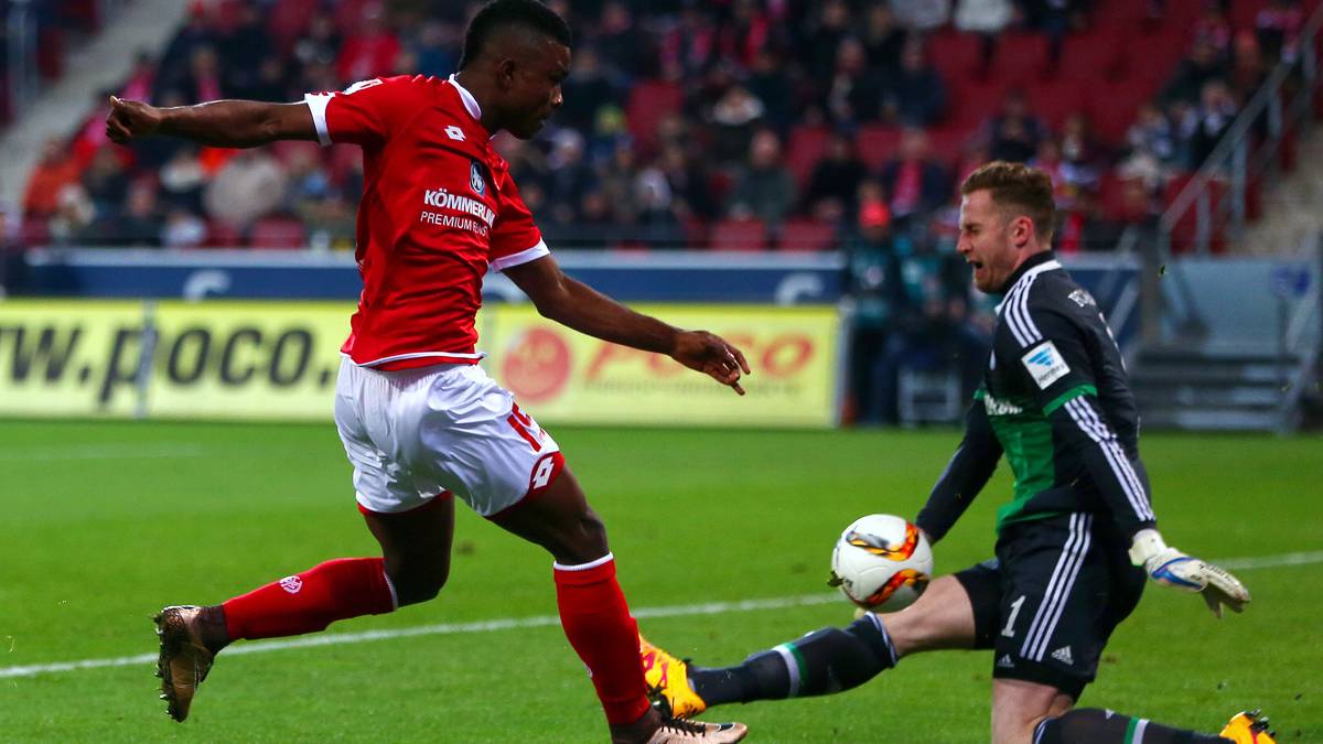 Kaum ist die Partie angepfiffen, geht es munter zur Sache. Die Teams gehen mit hohem Tempo zu Werke. Ralf Fährmann wird gut beschäftigt