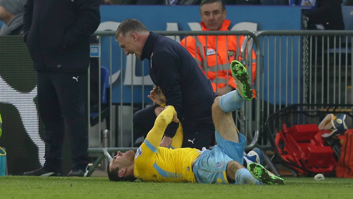 Nachdem Palace-Profi James McArthur den Coach bei einem Tackling an der Seitenlinie erwischte, würgte der Übungsleiter den am Boden liegenden McArthur. Pearson kam knapp um seine Entlassung herum und führte Leicester mit einem sagenhaften Endspurt zum Klassenerhalt. Danach wurde er doch noch gefeuert