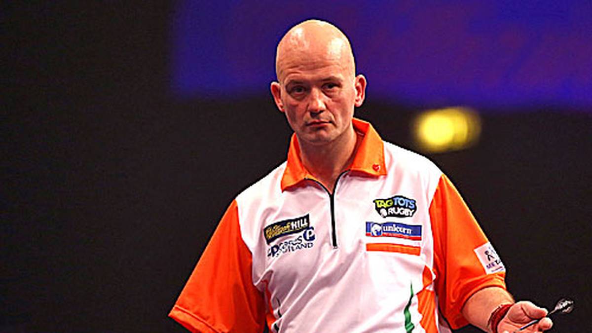 "Was ist hier los?", scheint sich Jamie Caven zu fragen. In einem extrem ausgeglichenen Duell mit Raymond van Barneveld geht es rauf und runter