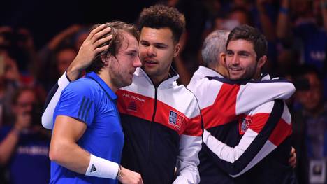 Lucas Pouille (l.) feiert mit seinen Teamkollegen den zehnten Sieg im Davis Cup für Frankreich