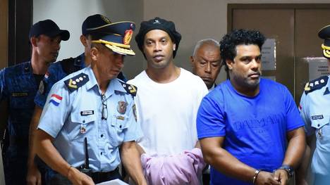 Ronaldinho (m.) sitzt derzeit in Paraguay in Untersuchungshaft