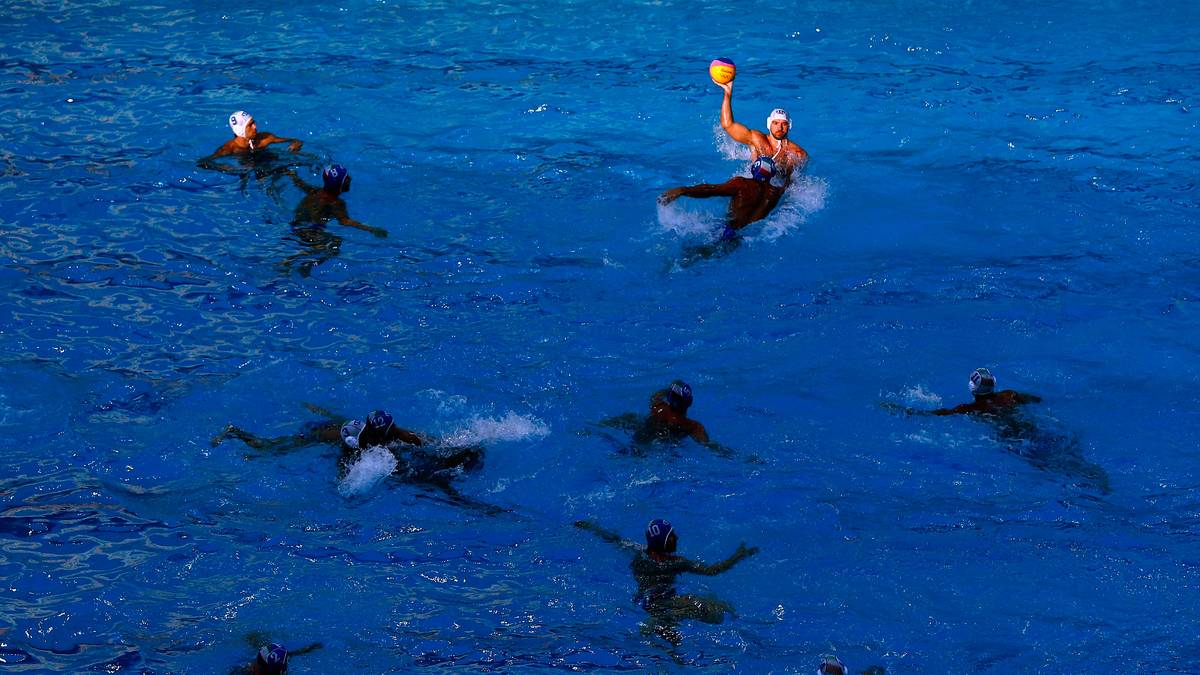 Da könnte einem fast unheimlich werden. Das italienische Wasserball-Team trainiert bei untergehender Sonne