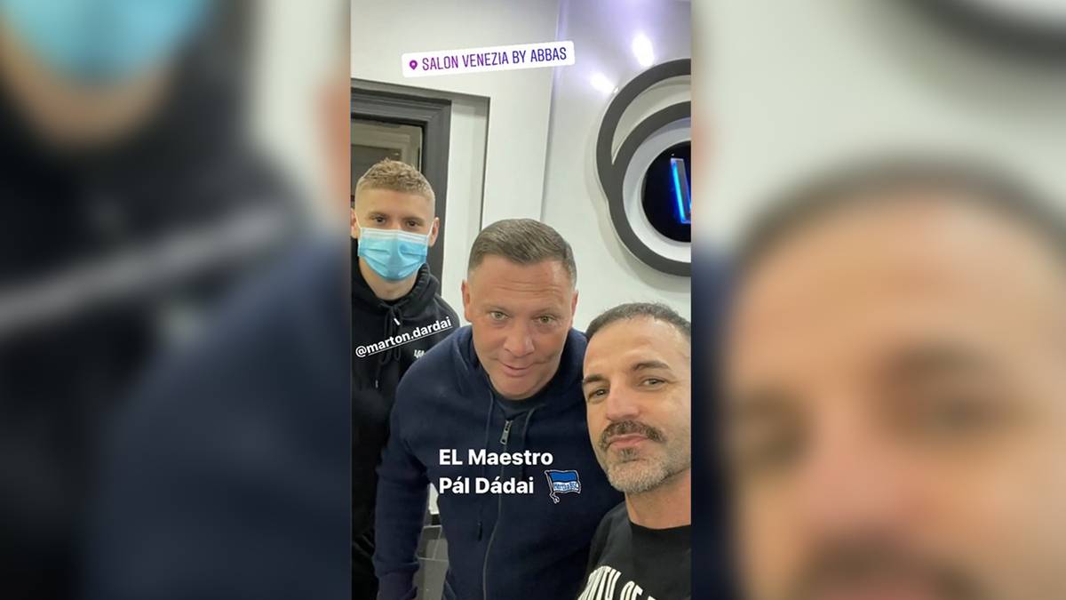 Hertha-Profi Marton Dardai trägt Maske, sein Vater und Trainer Pal (M.) und Friseur Abbas schaue ohne Maske in die Kamera.